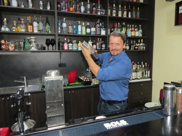 In der Übungsbar zeigt Tom Sipos beim Barkeeper-Lehrgang die richtigen Handgriffe. | Foto: Sabine Krammer/MeinBezirk
