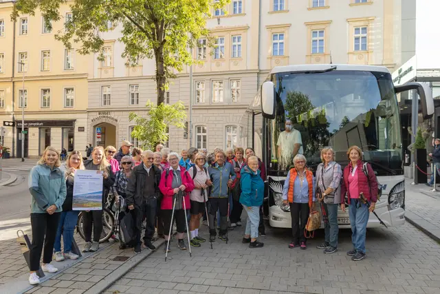Vizebürgermeisterin Elisabeth Mayr (l.) und Referentin Sarah Mair (Generationenförderung und Projekte, 2.v.l.) freuten sich gemeinsam mit den Innsbrucker Seniorinnen und Senioren vor der Abfahrt zur Froneben Alm.  | Foto: IKM/F.Bär