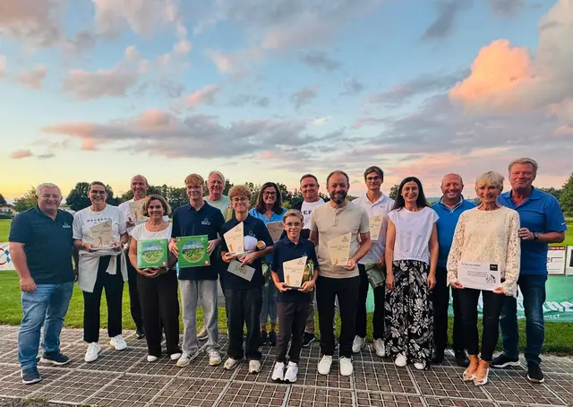 Die Schärdinger Golfjugend veranstaltete das Turnier – am Bild mit den Turniersiegern Ursula Korp-Zechmeister (2. v. links), Christoph Moritz (3. v. l.) und Lorenz Jodlbauer (5. v. l.). | Foto: GC Schärding/Maad