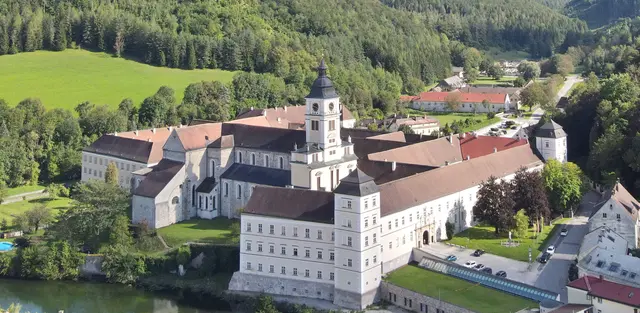 Das Zisterzienserstift Lilienfeld befindet sich derzeit in umfassender Restaurierung: Eingerüstete Fassaden, sorgfältig erneuerte Gesimse und die Restaurierung kunst- und kulturhistorischer Elemente wie der historischen Sonnenuhr prägen das Bild der Klosteranlage. | Foto: Stadler