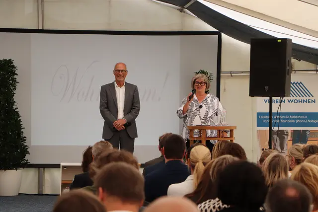 Ingrid Neuhauser erinnerte in ihrer Ansprach an den Beginn des Vereins Wohnen.