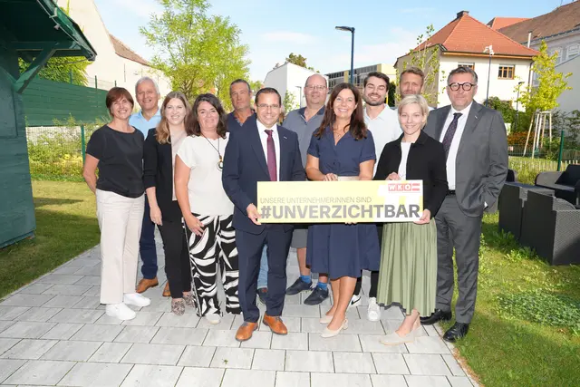 (v.l.) Klaudia Kopp, Christian Kutrowatz, Evelyn Zarits, Martina Bierbaumer-Leitner, Helmut Löffler, Wirtschaftskammerpräsident Mst. Andreas Wirth, Robert Kutrowatz, Melanie Eckhardt, Alexander Eckhardt, Bettina Dorfer-Pauschenwein, Peter Wagentristl und Wirtschaftskammerdirektor Harald Schermann | Foto: WKB