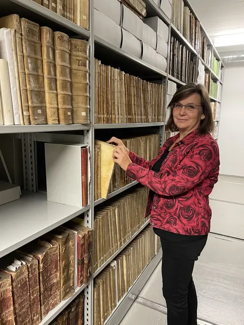 Sabine Veits-Falk, Leiterin des Hauses der Stadtgeschichte, zeigt die "historischen Schätze".  | Foto: Lisa Gold