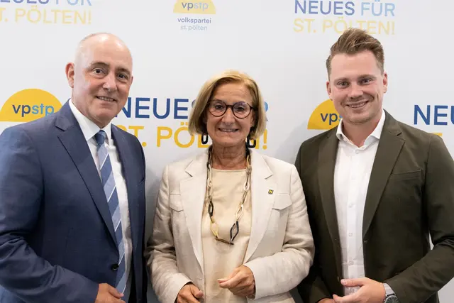 Matthias Adl und Johanna Mickl-Leitner gratulieren Florian Krumböck. | Foto: Agnes Strasser