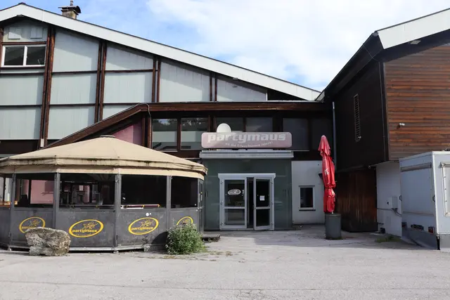 Noch ist die Disco mit Partymaus beschildert – schon bald wird das Nachtlokal aber unter dem alten Namen "Joy" in neuem Glanz erstrahlen. | Foto: Christiane Nimpf