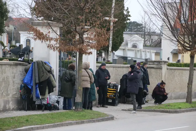 Dreharbeiten zum Landkrimi "Acht" vor dem Langenloiser Friedhof im vorigen Jahr.