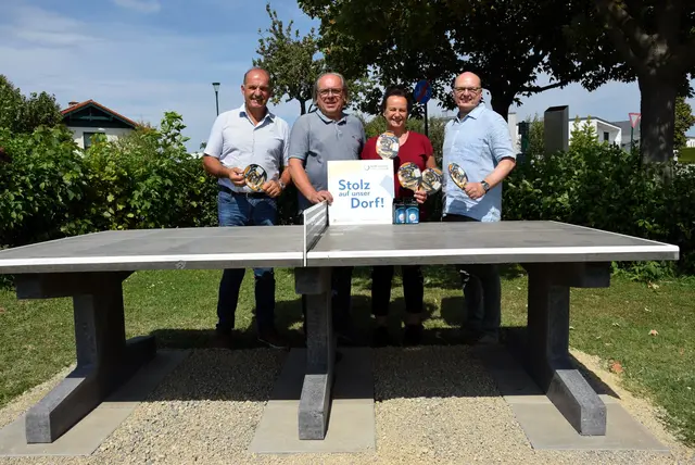 Landtagsabgeordneter Otto Auer, Bürgermeister Horst Pelzmann (beide ÖVP), Gemeinderätin und Obfrau des Dorferneuerungsvereins Berg, Irene Aahs (SPÖ) und der Regionsleiter Industrieviertel der Dorf- &amp; Stadterneuerung Gerald Stradner. | Foto: Petra Schwartz, Gemeinde Berg