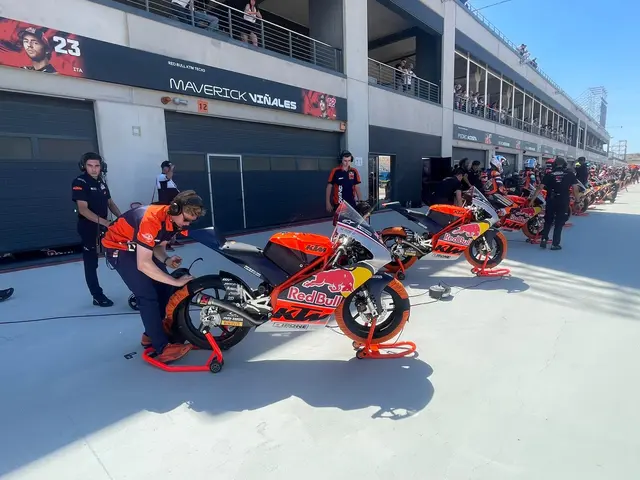 Gemeinsam mit seinem Kollegen Niko ging es für Arthur am 2. April 2025 in den Norden Spaniens, um als Motorradtechniker zu arbeiten. 