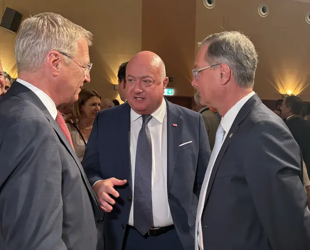 Landeshauptmann Thomas Stelzer, Bundeskanzler Christian Stocker und Rieds Bürgermeister Bernhard Zwielehner.