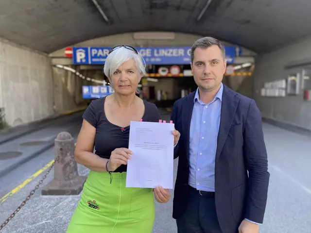 Ingeborg Haller, Klubobfrau der Bürgerliste und Simon Heilig-Hofbauer, Landtagsabgeordneter Die Grünen mit dem Rechtsgutachten. Nun wurde im heutigen Planungsausschuss entschieden, dass der Amtsbericht neubewertet werden muss. | Foto: Bürgerliste