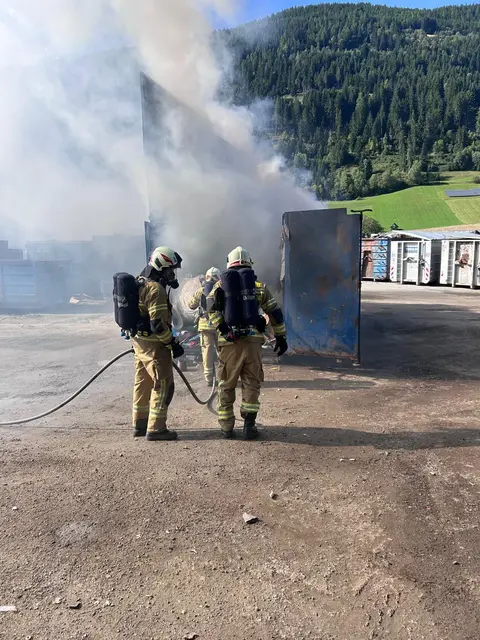 Zu einem Containerbrand im örtlichen Gewerbegebiet war die Freiwillige Feuerwehr (FF) Unternberg am 3. September 2025 alarmiert worden. | Foto: FF Unternberg