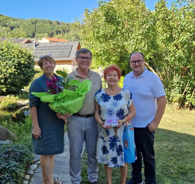 Vizebürgermeister Susanne Nagl, Bürgermeister Peter Grafeneder, Jubilarin Franziska Schindler und Gemeinderat Karl Zimmerl. | Foto: Marktgemeinde Marbach an der Donau