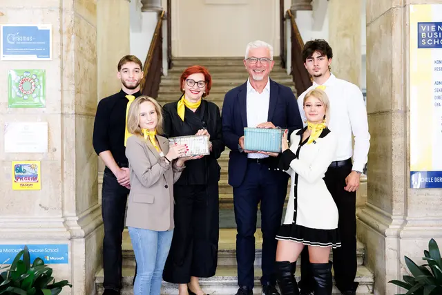 Evelyn Meyer, Direktorin der VBS Akademiestraße (2.v.l.), und Davor Sertic, Bildungsreferent der Wirtschaftskammer Wien (2.v.r.), mit Schülern des ersten Jahrgangs der Logistik-HAK. | Foto: WK Wien / Florian Wieser