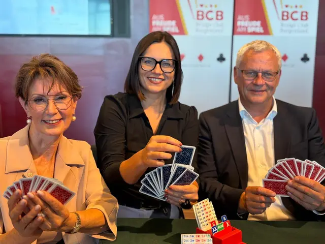 Präsidentin Uli Kempf, Landtagspräsidentin Astrid Eisenkopf und Bürgermeister von Eisenstadt Thomas Steiner lieferten sich bei der 40-Jahr-Feier des Bridge Clubs Burgenland eine Partie Bridge. | Foto: Lisa Zehetbauer
