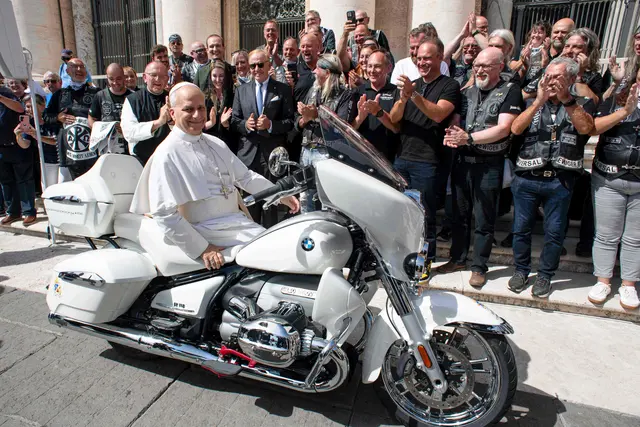 Papst Leo XIV. segnete und signierte ein weißes Spezial-Motorrad. In weiterer Folge soll dieses für die Kinder in Madagaskar versteigert werden. | Foto: HANDOUT / AFP / picturedesk.com