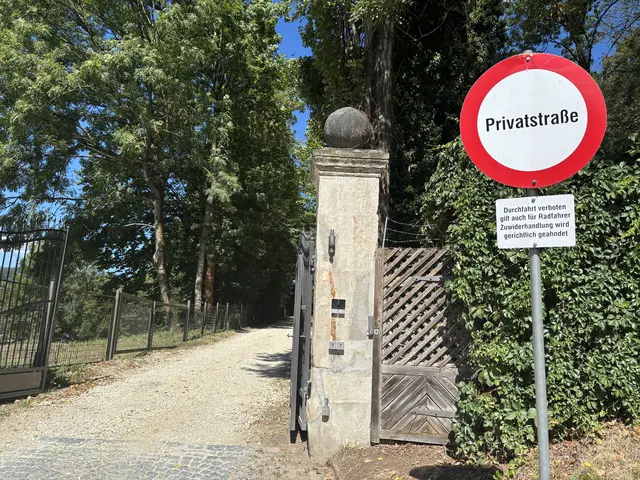 Eine neue Tafel macht auf das Durchfahrtsverbot aufmerksam. | Foto: MeinBezirk / Katharina Weber