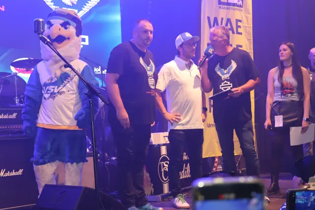 Auch die Obmänner der beiden Fanclubs durften auf die Bühne. | Foto: MeinBezirk.at