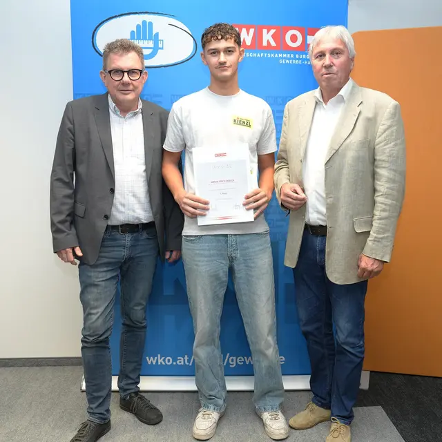 Adrian Dobler aus Hornstein vom Lehrbetrieb Adalbert Kienzl aus Eisenstadt ist Burgenlands bester Hochbaulehrling.  | Foto: WKB