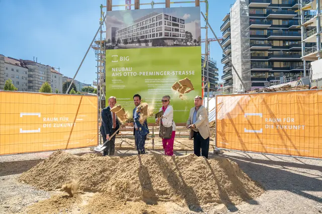 v. l.: Gerald Beck, Christoph Wiederkehr (Neos), Regina Breitenfeld und Erich Hohenberger (SPÖ) nahmen den Spatenstich für die neue Bildungseinrichtung vor. | Foto: Valentina Marinelic/MeinBezirk