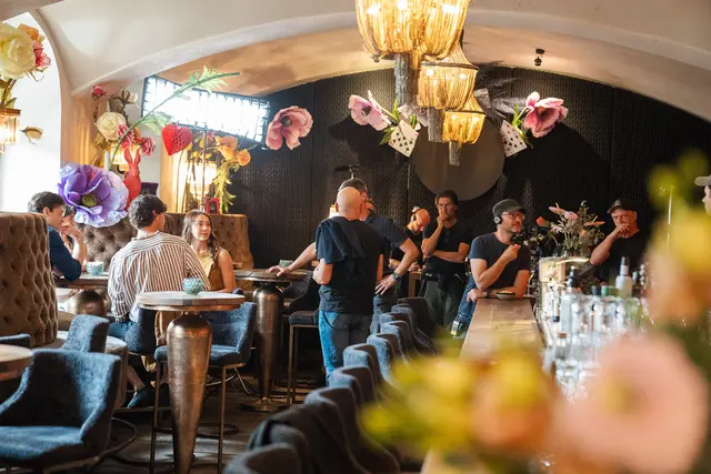 Am Donnerstag war das "Katze Katze" in der Schmiedgasse Drehort, am Freitag wird im Augarten ermittelt.  | Foto: Robin Consult/E. Paller