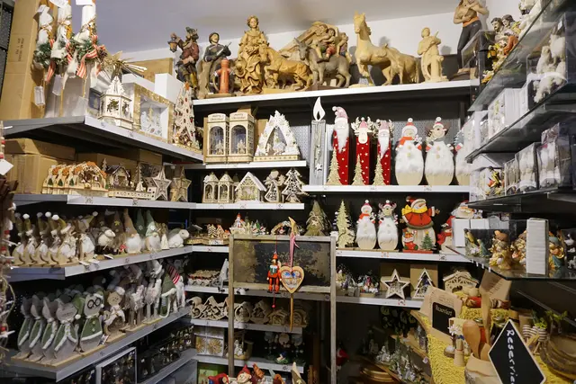 Keine Aufnahme zu Weihnachen – neben Krippenfiguren zieren auch weitere weihnachtliche Elemente das ganze Jahr über Strobls Regale. | Foto: Huber
