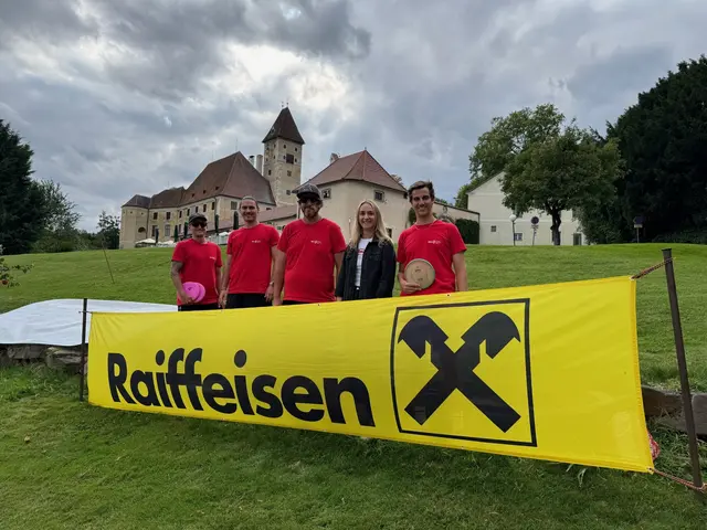 Am Foto die Veranstalter (v. li. n. re.) Clemens Nolz, Sven Briscan, Richard Roth &amp; Marco Fischer gemeinsam mit Raiffeisen-Beraterin Marlies Hölderl (zw. v. re.). | Foto: Raiffeisen