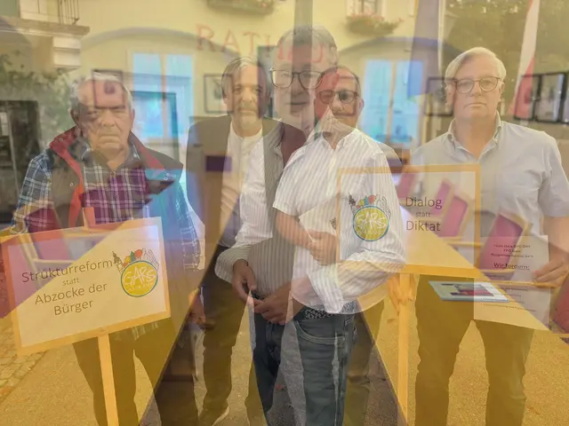 Leerer Sitzungssaal mit dem Bürgermeister und die Opposition vor dem Rathaus - das Alles an einem Abend in Gars/Kamp. | Foto: Markus Kahrer