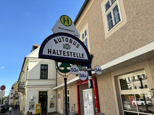 Bei der Haltestelle Wolfrathplatz treffen jetzt alle drei Buslinien aufeinander.  | Foto: Lisa Kammann/MeinBezirk