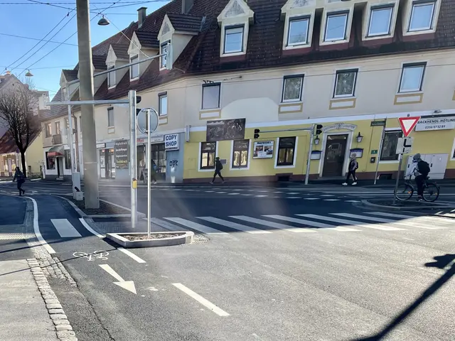 Der Radweg in der Petersgasse wurde heuer bis zu dieser Kreuzung mit der Metahofgasse erneuert. Seit letztem Jahr erstrahlt der Abschnitt bis zur Inffeldgasse in neuem Glanz. | Foto: MeinBezirk.at