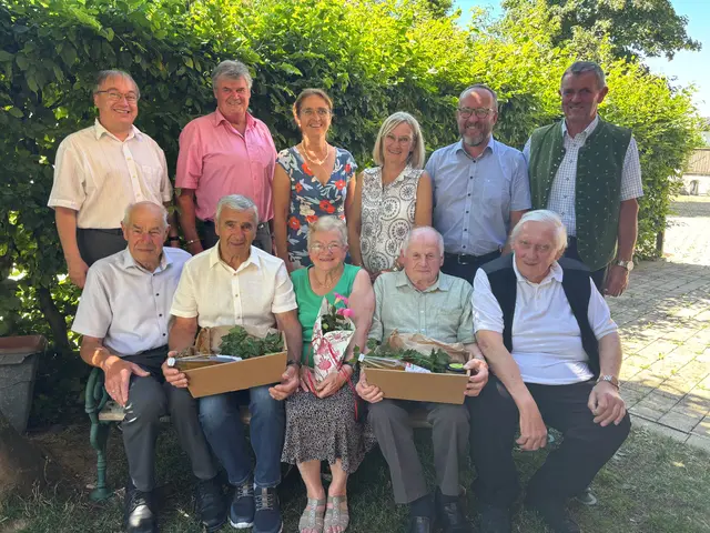 Fünf Geburtstage wurden in Wolfpassing gefeiert: Die Jubilare wurden von den Gemeindevertretern ins Gasthaus Weginger eingeladen. | Foto: Gemeinde Wolfpassing