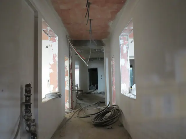 Durch den Konkurs des Pflegeheimbetreibers blieb die Baustelle unvollendet. | Foto: Sabine Krammer