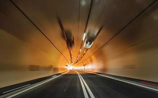 Ein Autofahrer konnte im Bereich Amraser-Tunnel bei Innsbruck nicht mehr rechtzeitig anhalten und prallte auf ein vor ihm haltendes Fahrzeug. Dieses wurde auf einen sich davor befindlichen Kleintransporter geschoben. Ein Unfallbeteiligter wurde dabei verletzt. | Foto: ASFINAG (Symbolbild)