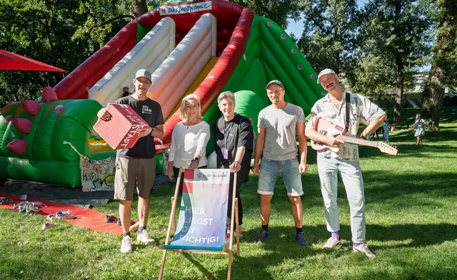 Der "Action Day" in Lehen: V.l.n.r.: Lukas Holzmann (Jugendbeauftragter der Stadt Salzburg, Team Vielfalt), Stadträtin Andrea Brandner, Alexandra Schmidt (Frauenbeauftragte der Stadt Salzburg, Team Vielfalt), David Gaussner (Verein Spektrum / Streusalz) und Musiker Benjamin Lageder (alias Magic Delphin)