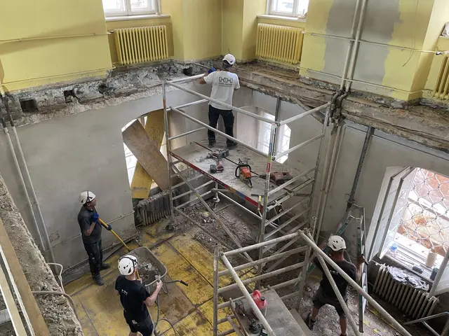 In Räumen wie dem Werkraum mussten die Decken vollständig entfernt und erneuert werden. | Foto: Stadtmarketing Hall in Tirol/Jochen Svehla/Kendlbacher