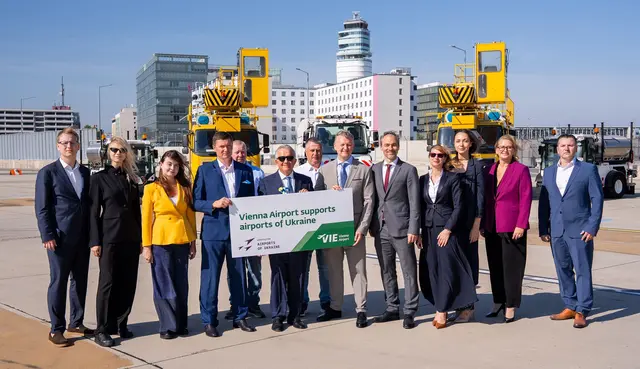 Im Zuge eines Delegationsbesuches wurden fünf Spezialfahrzeuge an den ukrainischen Flughafenverband übergeben. | Foto: Flughafen Wien