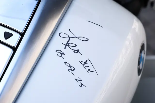 Mit der Unterschrift von Leo XIV. erwartet man sich einen höheren Verkaufserlös für das Unikat. | Foto:  Guglielmo Mangiapane / REUTERS / picturedesk.com