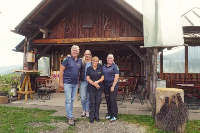 Informationskampagne der Berg- und Naturwacht Kapfenberg mit Harald Frager (Einsatzleiter), Anita Frager (Schriftführerin), Valerie Christodulu (unterstützendes Bergwachtmitglied) sowie Gundi Breyner (stellvertretende Einsatzleiterin). | Foto: Bigwall Productions/Michael Maili