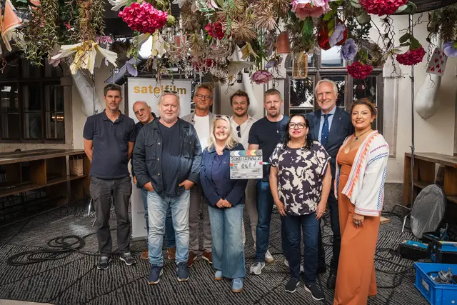 Die Grazer Stadtpolitk stattete dem Dreh am Donnerstag in Person von KPÖ-Gemeinderätin Sahar Mohsenzada (in Vertretung von Bürgermeisterin Elke Kahr) und Kulturstadtrat Günter Riegler (ÖVP) einen Besuch ab.  | Foto: Robin Consult/E. Paller
