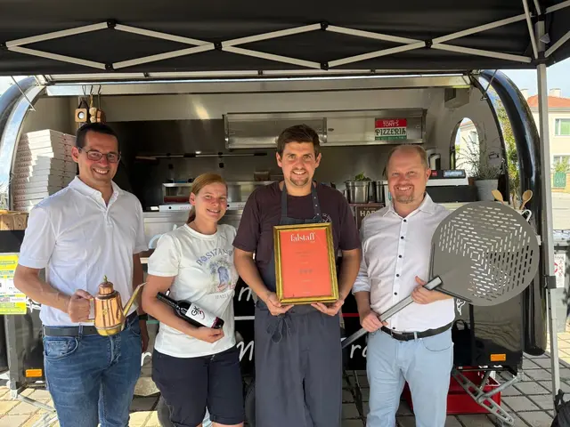 Katzelsdorfer Pizzeria im Falstaff Streetfood Guide.
V.l.: Vizebürgermeister (ÖVP) Stephan Ernst, Anita Pfeffer, Tony Rakovec, Bürgermeister Michael Nistl (ÖVP). | Foto: Gemeinde Katzelsdorf