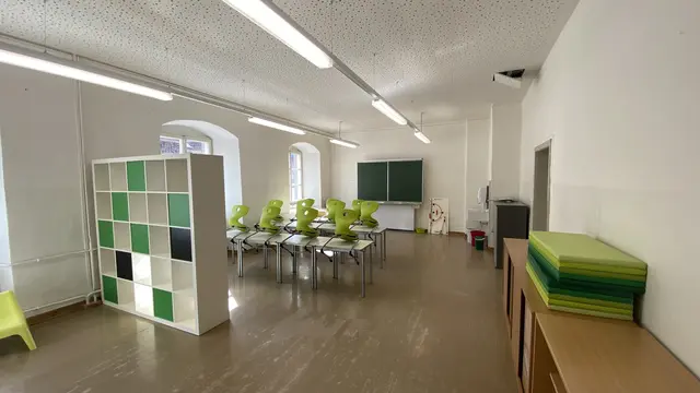 Im Rahmen der Sanierung erhielten die betroffenen Klassenräume neue Akustikdecken, zudem wurde der Brandschutz auf den neuesten Stand gebracht. | Foto: Stadtmarketing Hall in Tirol/Jochen Svehla/Kendlbacher