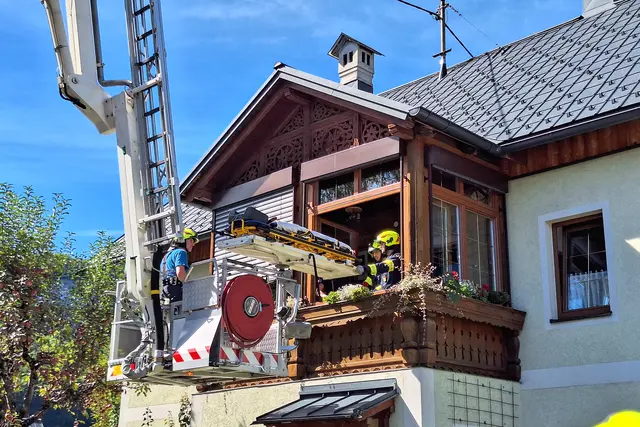 Weil ein Patiententransport über das enge Stiegenhaus nicht möglich war, kam die FF Bad Goisern zu Hilfe. | Foto: FF Bad Goisern