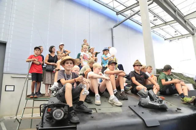 Für die beeindruckende Heeresvorführung wurde dieser Panzer von den Kids belagert | Foto: Foto Thomas Fischer