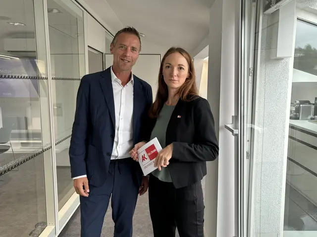 Stellten das AK-Nachhilfebaromter vor: AK-Präsident Eder und Corrina Zafaurek von der AK-Abteilung für Bildung, Jugend und Kultur. | Foto: Lisa Gold