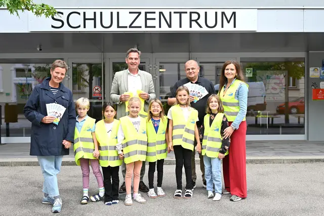 Stadträtin Gudrun Schindler-Rainbauer, Bürgermeister Werner Krammer, Sicherheitsgemeinderat Heinz Dötzl, Schulleiterin Daniela Wurz mit Kindern der Volksschule Waidhofen. | Foto: Stadt Waidhofen