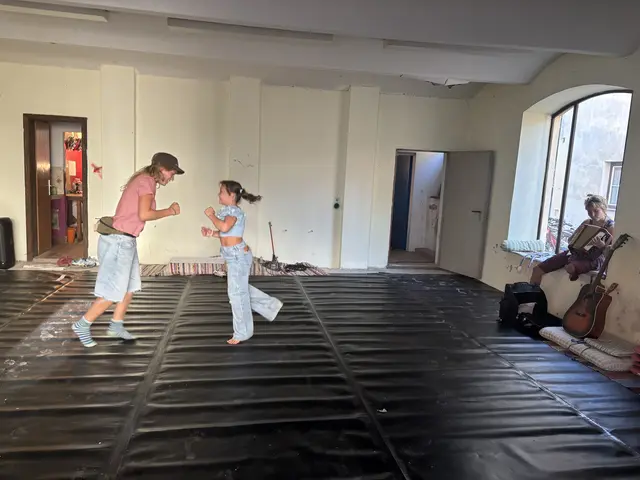 Wie kann man Leerstände kreativ nutzen? Darum geht es bei "Barfuß am Abriss". | Foto: Iron Women