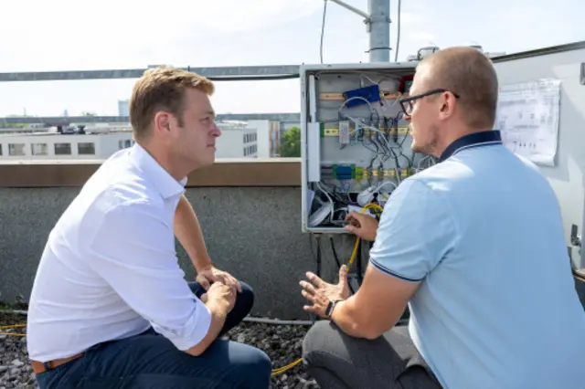 Die Lichtmessdaten des Landes OÖ können live im Internet verfolgt werden (im Bild Armin Kaspar mit Landesrat Stefan Kaineder). | Foto: Land OÖ/Lina Spenlingwimmer