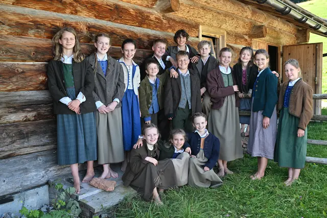 Sechs Hiatabuam und elf Hiatamadln waren zu den Proben der Hirtentage auf die Loferer Alm gekommen. | Foto: Salzburger Adventsingen