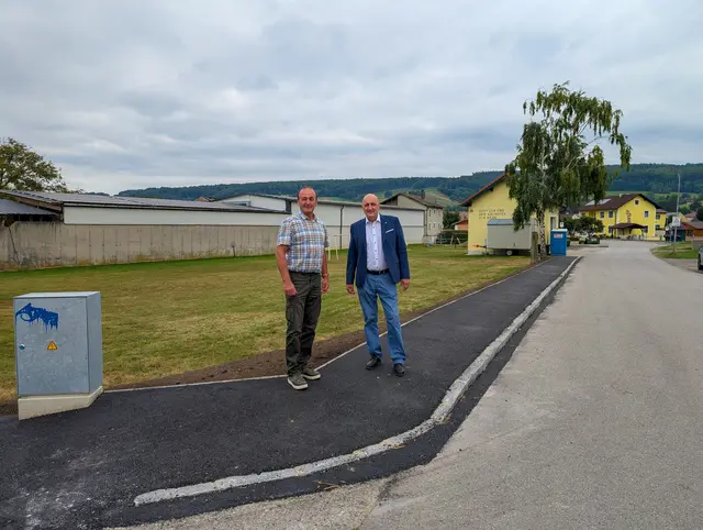 GGR Martin Mühlbacher und Bürgermeister Gerald Höchtel auf einem der neuen Gehwege. | Foto: Marktgemeinde Sieghartskirchen
