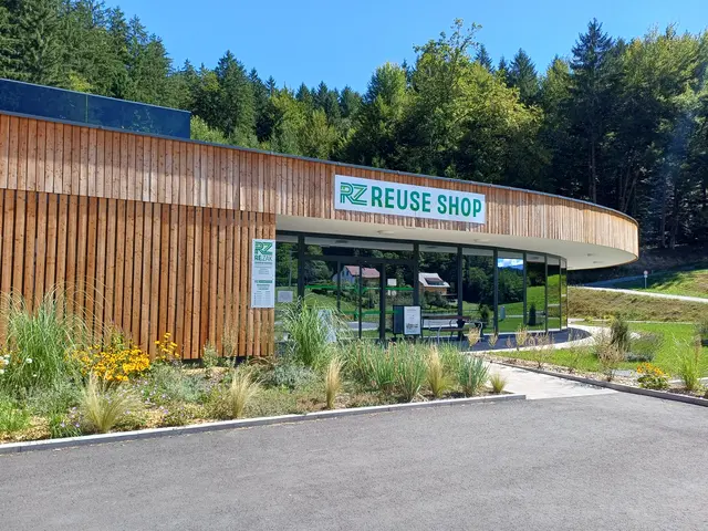 Holz und Glas dominieren die Außenansicht beim ReUse-Shop im Ressourcenpark Sulmtal-Koralm | Foto: Ressourcenpark Sulmtal-Koralm