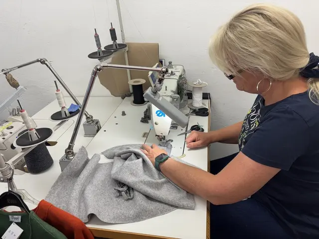 Zehn Mitarbeiter sind in der Produktion beschäftigt, hier wird noch echte Handarbeit erledigt. | Foto: MeinBezirk